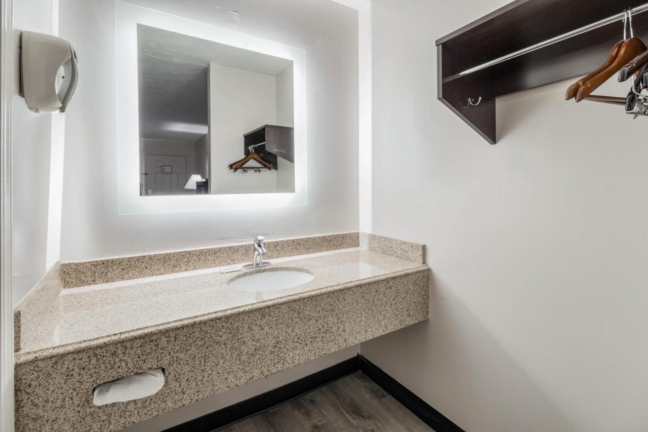 Red Roof Inn Cadiz Екстериор снимка