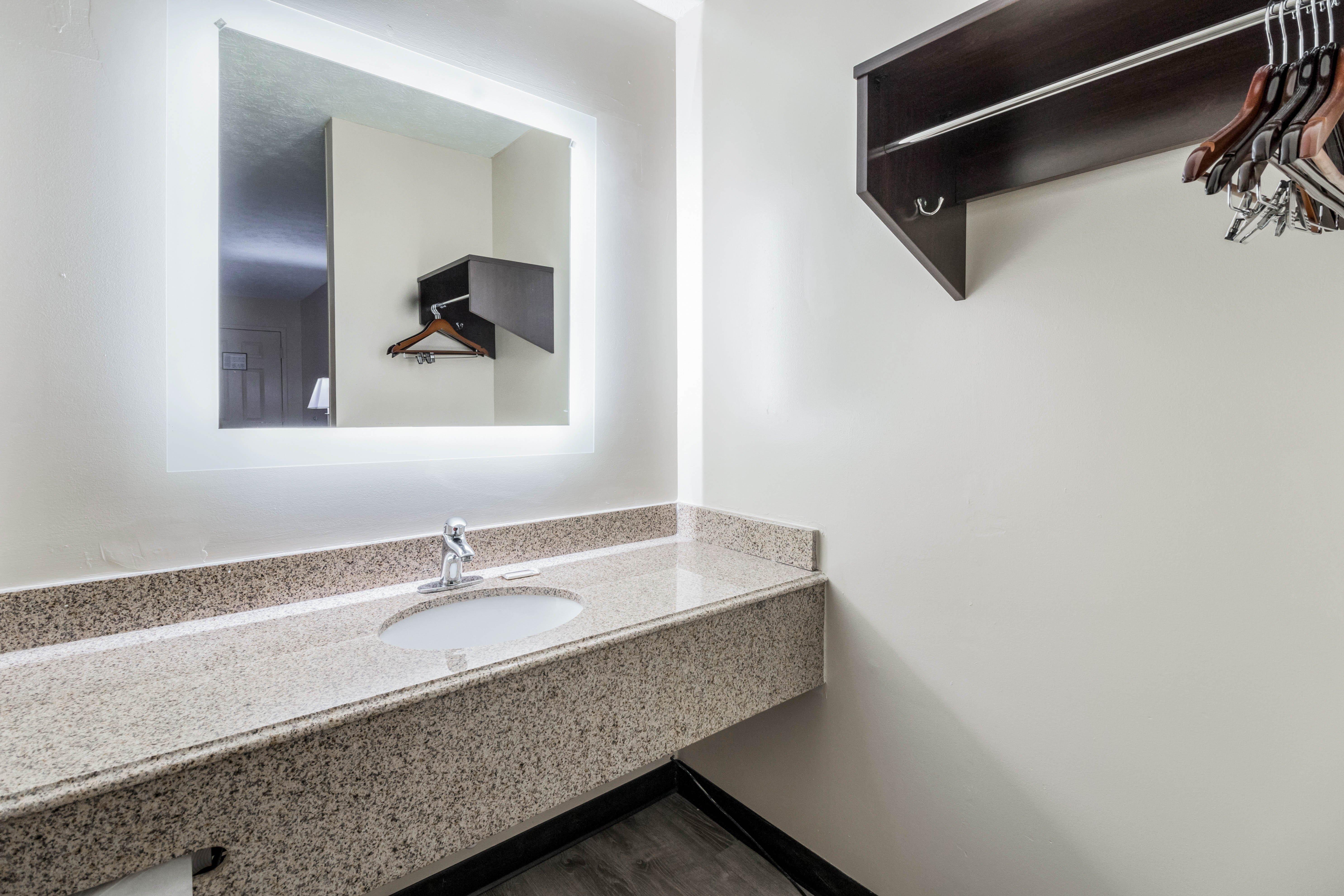 Red Roof Inn Cadiz Екстериор снимка