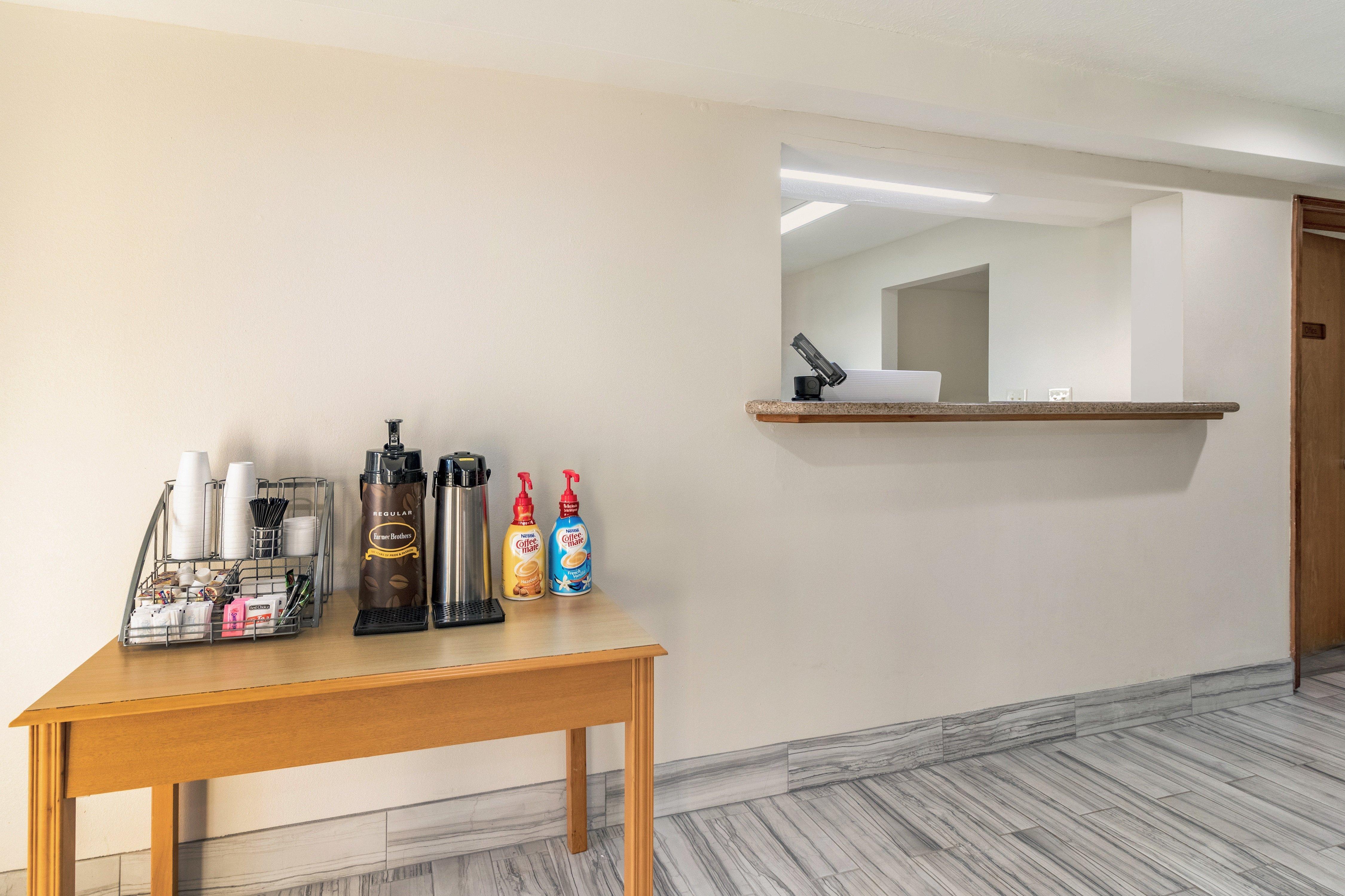 Red Roof Inn Cadiz Екстериор снимка