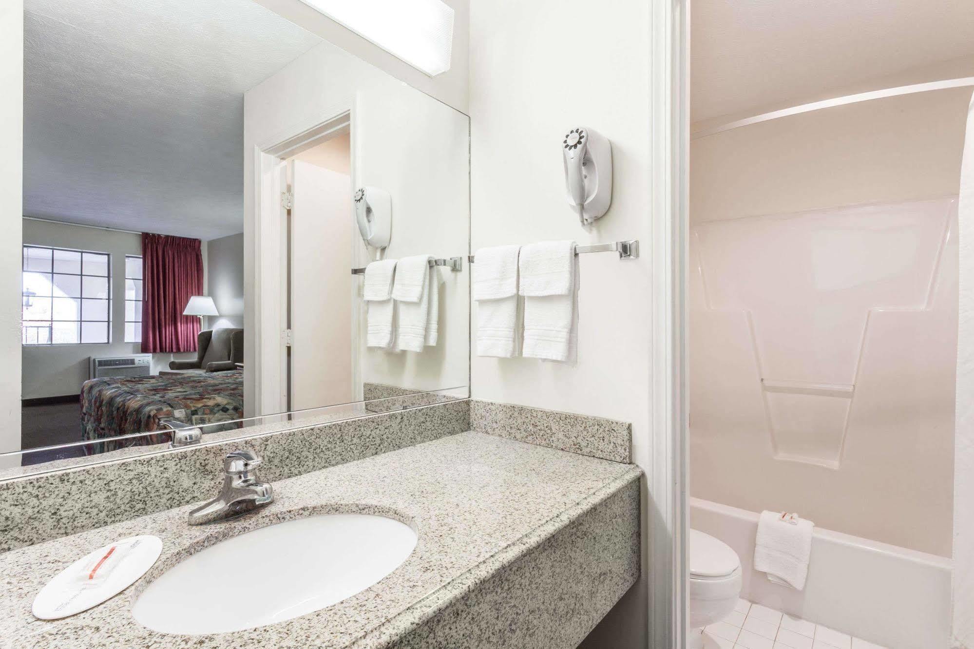 Red Roof Inn Cadiz Екстериор снимка