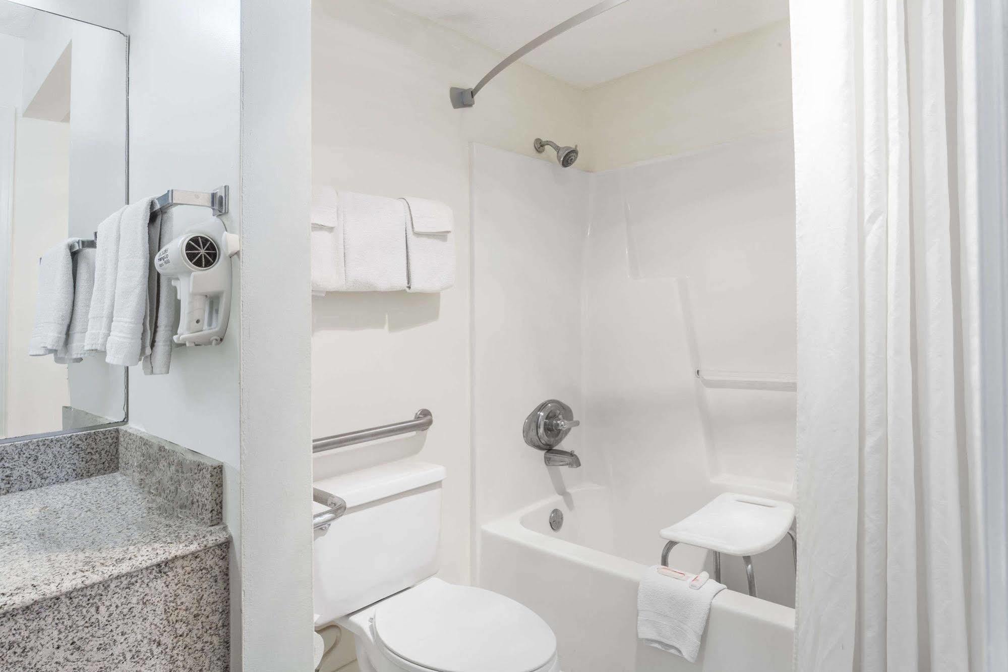 Red Roof Inn Cadiz Екстериор снимка